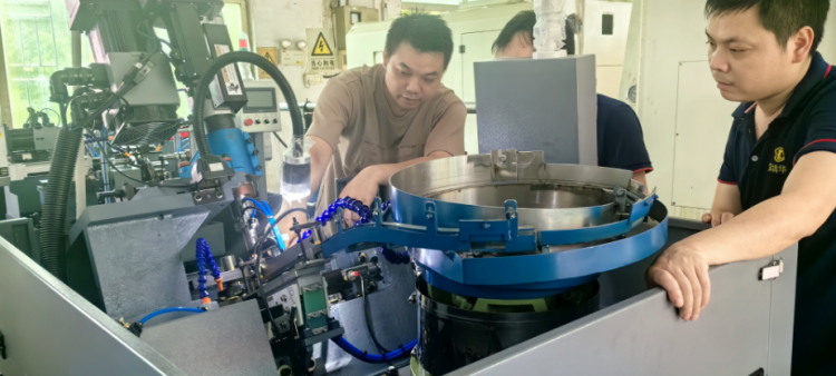 两台自动化后加工设备到厂员工操作培训现。20240523）